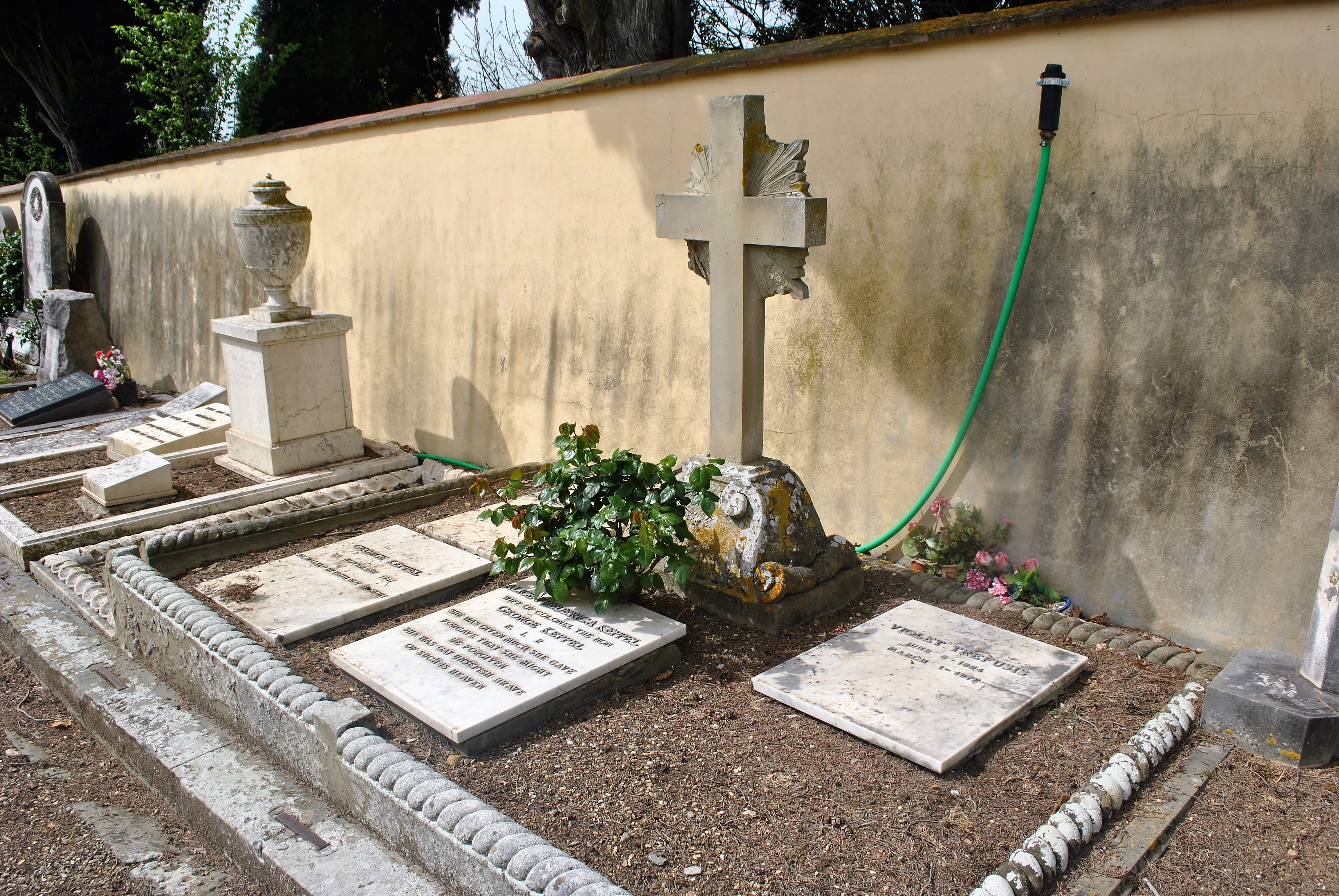 external image III_Cimitero%20Evangelico%20agli%20Allori,%20Firenze,%20Italy_3%20(2).JPG